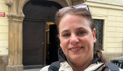 Paní Lucie stála 15. dubna 2026 ráno před Poslaneckou sněmovnou s transparentem proti vládě.