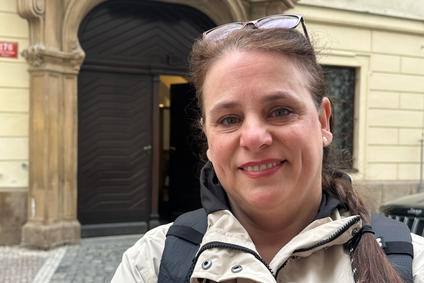 Paní Lucie stála 15. dubna 2026 ráno před Poslaneckou sněmovnou s transparentem proti vládě.