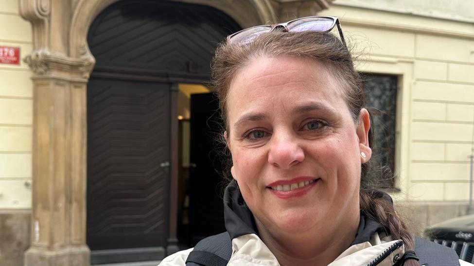 Paní Lucie stála 15. dubna 2026 ráno před Poslaneckou sněmovnou s transparentem proti vládě.