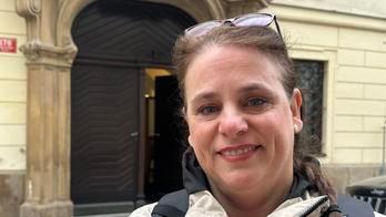 Paní Lucie stála 15. dubna 2026 ráno před Poslaneckou sněmovnou s transparentem proti vládě.