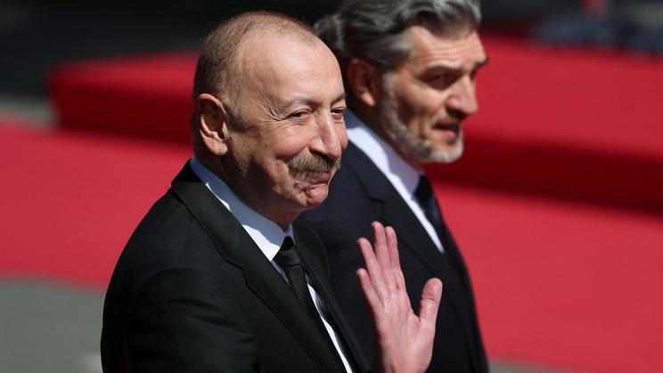 Ruský prezident Vladimir Putin loni v říjnu slíbil svému ázerbájdžánskému protějšku Ilhamu Alijevovi (na snímku) odškodnit pozůstalé po obětech.