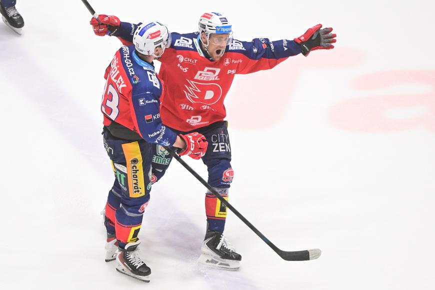 Nervydrásající sedmou bitvu rozhodl jediný gól. Pardubice jsou ve finále extraligy