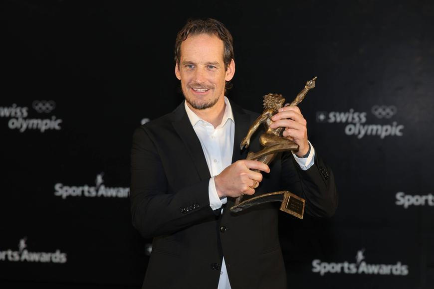 Falešné očkování proti covidu mu zlomilo vaz. Švýcaři odvolali národního hrdinu