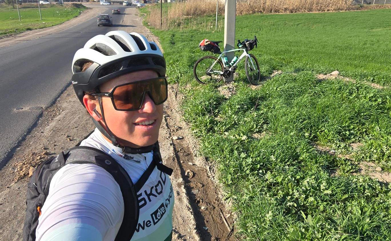 Čtyřiatřicetiletý cyklista Michal Kamermeier se na kole vydal z Abú Dhabí až do střední Evropy a teď mu do cíle v Brně zbývají poslední stovky kilometrů. 