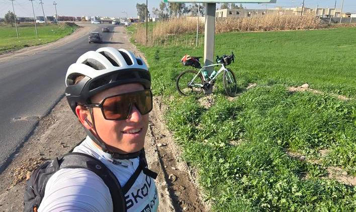 Čtyřiatřicetiletý cyklista Michal Kamermeier se na kole vydal z Abú Dhabí až do střední Evropy a teď mu do cíle v Brně zbývají poslední stovky kilometrů. 