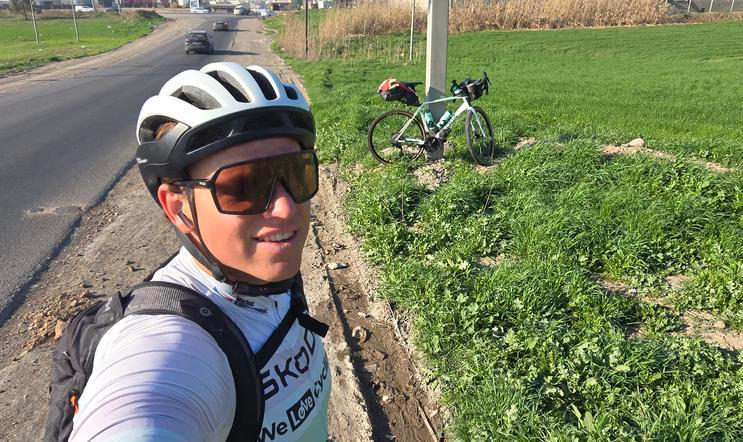 Čtyřiatřicetiletý cyklista Michal Kamermeier se na kole vydal z Abú Dhabí až do střední Evropy a teď mu do cíle v Brně zbývají poslední stovky kilometrů. 