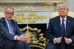 Německý kancléř Friedrich Merz (vlevo) dospěl minulý rok k názoru, že Donald Trump je připraven opustit Ukrajinu a že americká politika v rámci NATO už není vedena jasně čitelnými hodnotami.