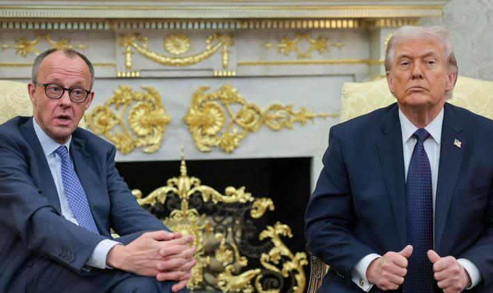 Německý kancléř Friedrich Merz (vlevo) dospěl minulý rok k názoru, že Donald Trump je připraven opustit Ukrajinu a že americká politika v rámci NATO už není vedena jasně čitelnými hodnotami.