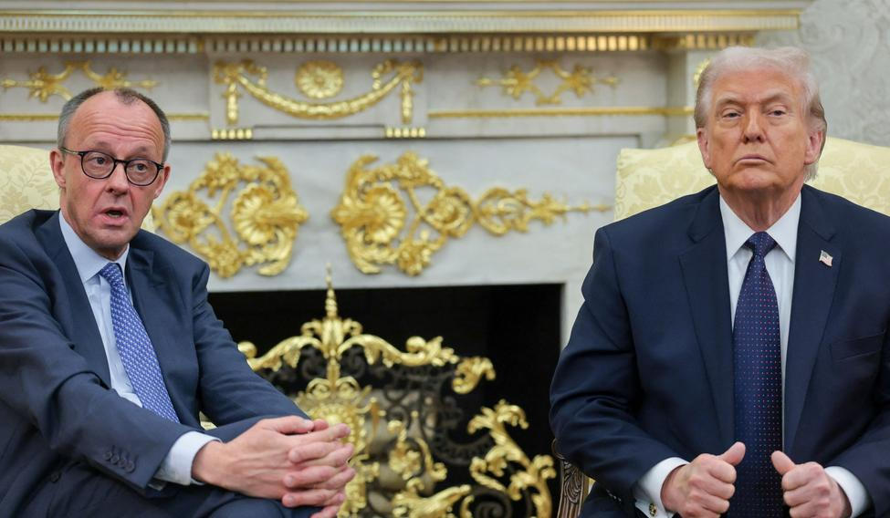 Německý kancléř Friedrich Merz (vlevo) dospěl minulý rok k názoru, že Donald Trump je připraven opustit Ukrajinu a že americká politika v rámci NATO už není vedena jasně čitelnými hodnotami.