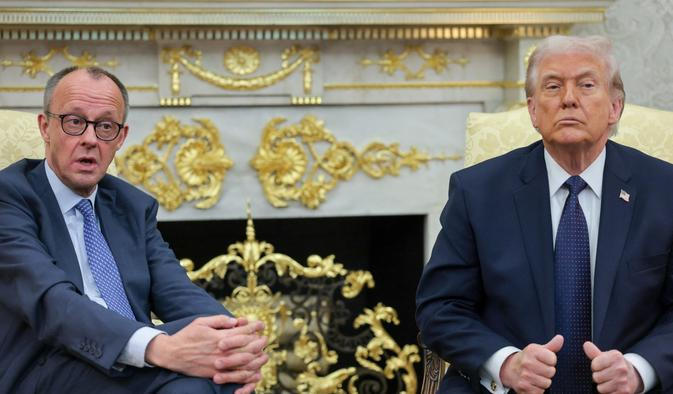 Německý kancléř Friedrich Merz (vlevo) dospěl minulý rok k názoru, že Donald Trump je připraven opustit Ukrajinu a že americká politika v rámci NATO už není vedena jasně čitelnými hodnotami.