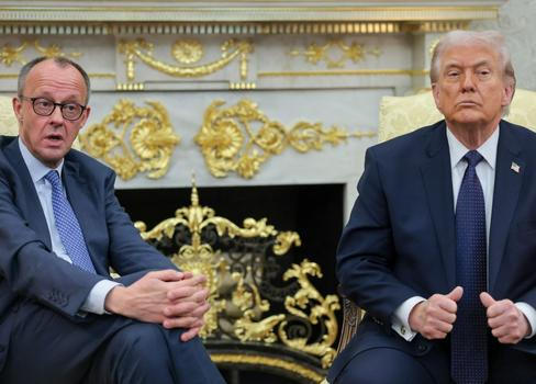 Německý kancléř Friedrich Merz (vlevo) dospěl minulý rok k názoru, že Donald Trump je připraven opustit Ukrajinu a že americká politika v rámci NATO už není vedena jasně čitelnými hodnotami.