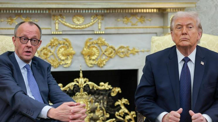 Německý kancléř Friedrich Merz (vlevo) dospěl minulý rok k názoru, že Donald Trump je připraven opustit Ukrajinu a že americká politika v rámci NATO už není vedena jasně čitelnými hodnotami.