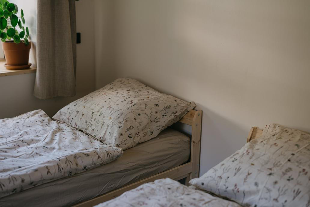 Tato chalupa v srdci národního parku České Švýcarsko je ideálním místem pro všechny, kdo chtějí spojit pobyt v přírodě s naprostým komfortem. Ať už přijedete s rodinou, nebo přáteli, čeká vás prostorné a útulné ubytování s dechberoucím výhledem do zeleně. Ubytování lze rezervovat třeba přes server Amazing Places.
