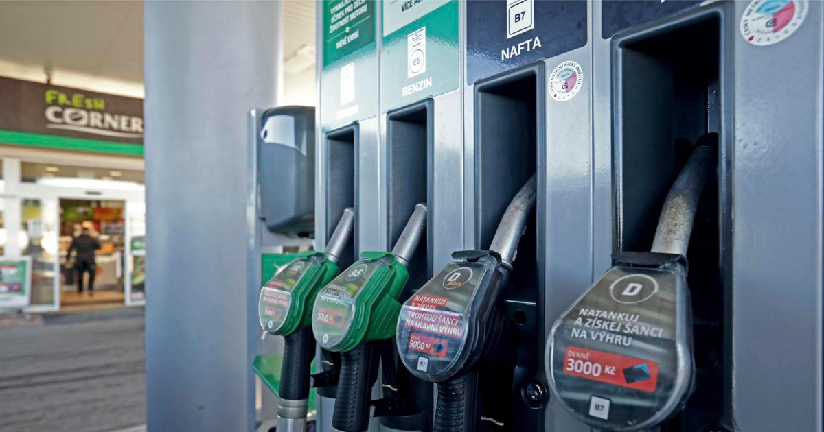 Paliva v pátek zlevní na nejnižší úroveň od zavedení cenového stropu