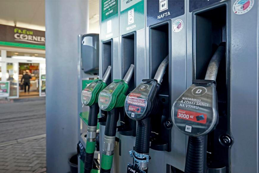 Paliva v pátek zlevní na nejnižší úroveň od zavedení cenového stropu