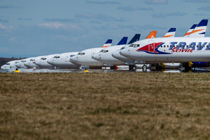 Evropě může za šest týdnů dojít letecké palivo, hrozí rušení letů