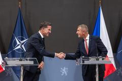 Premiér Andrej Babiš (ANO) a generální tajemník NATO Mark Rutte na tiskové konferenci ve Strakově akademii, 16. dubna 2026, Praha.