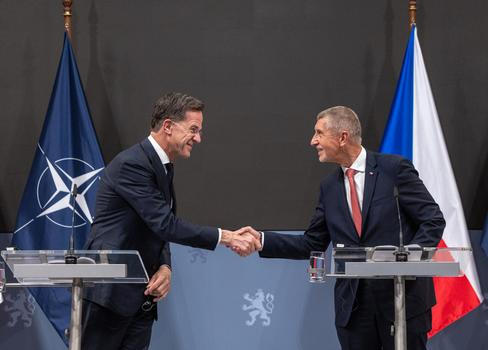 Premiér Andrej Babiš (ANO) a generální tajemník NATO Mark Rutte na tiskové konferenci ve Strakově akademii, 16. dubna 2026, Praha.