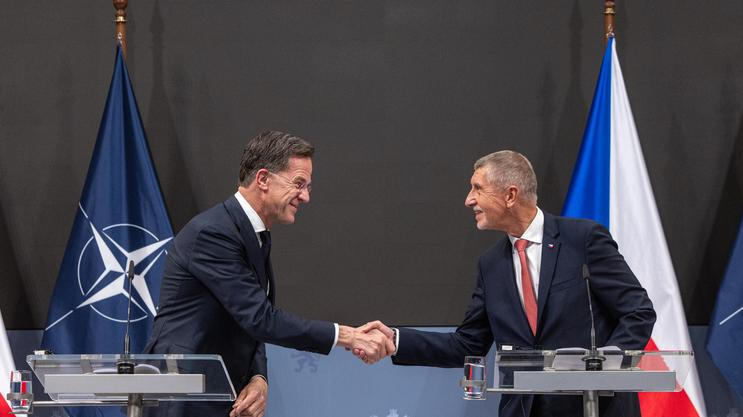 Premiér Andrej Babiš (ANO) a generální tajemník NATO Mark Rutte na tiskové konferenci ve Strakově akademii, 16. dubna 2026, Praha.