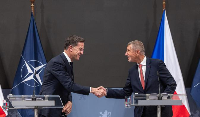 Premiér Andrej Babiš (ANO) a generální tajemník NATO Mark Rutte na tiskové konferenci ve Strakově akademii, 16. dubna 2026, Praha.