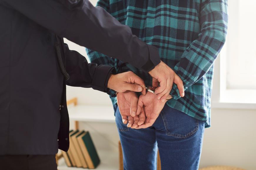 Po 44 letech dopaden: Francie převzala podezřelého z útoku na židovskou restauraci