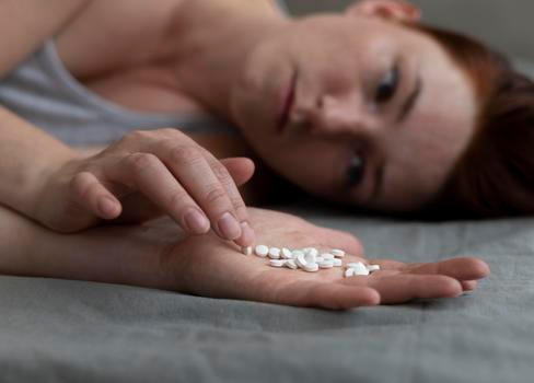 Všeobecná zdravotní pojišťovna vydala za léčbu závislostí jen v roce 2024 celkem 1,59 miliardy korun. Z toho necelých 50 milionů spolykaly závislosti na sedativech a hypnotikách. 