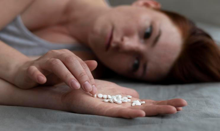 Všeobecná zdravotní pojišťovna vydala za léčbu závislostí jen v roce 2024 celkem 1,59 miliardy korun. Z toho necelých 50 milionů spolykaly závislosti na sedativech a hypnotikách. 