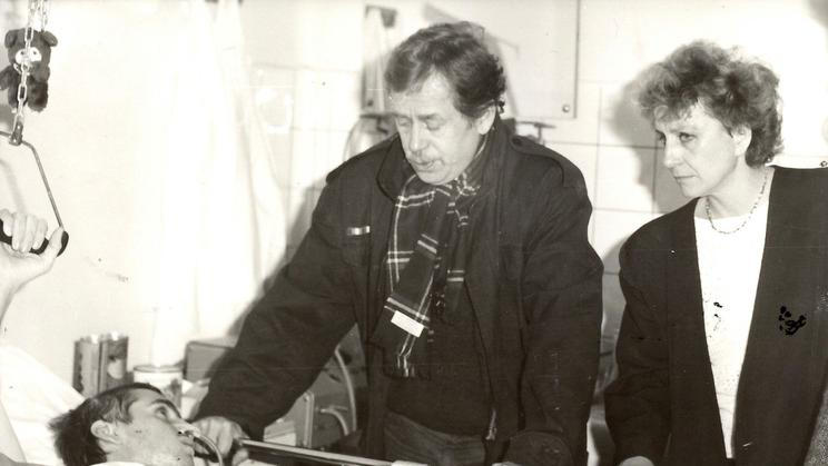 Věra Čáslavská a Václav Havel v nemocnici na návštěvě u Jana Potměšila.