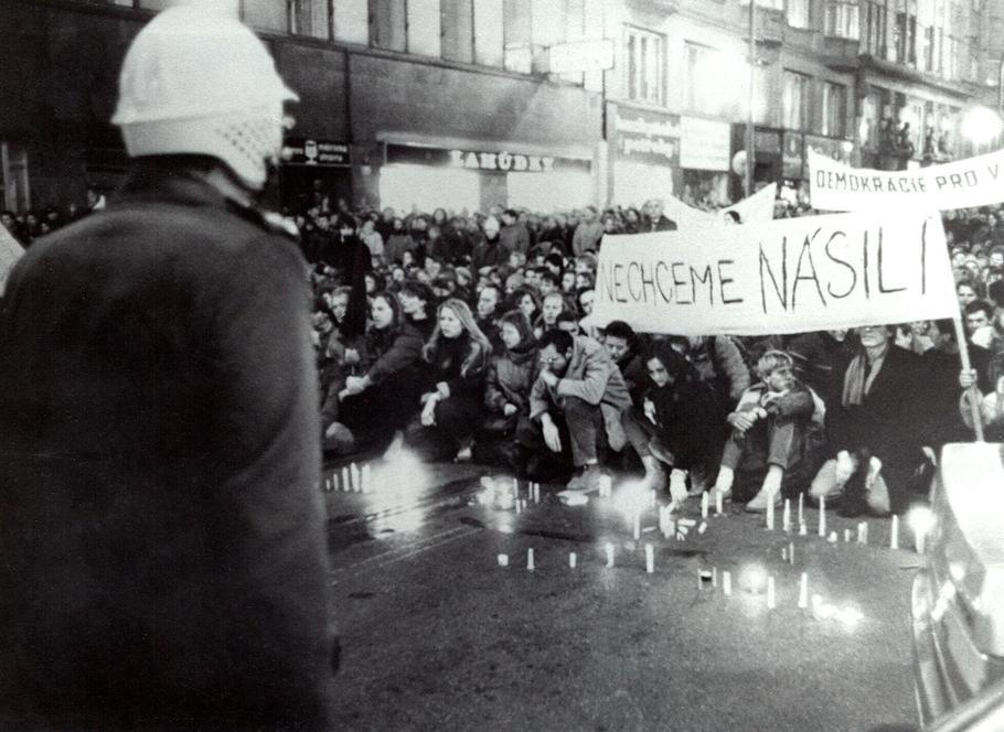 17. listopadu 1989 Praha Národní třída demonstrace studenti