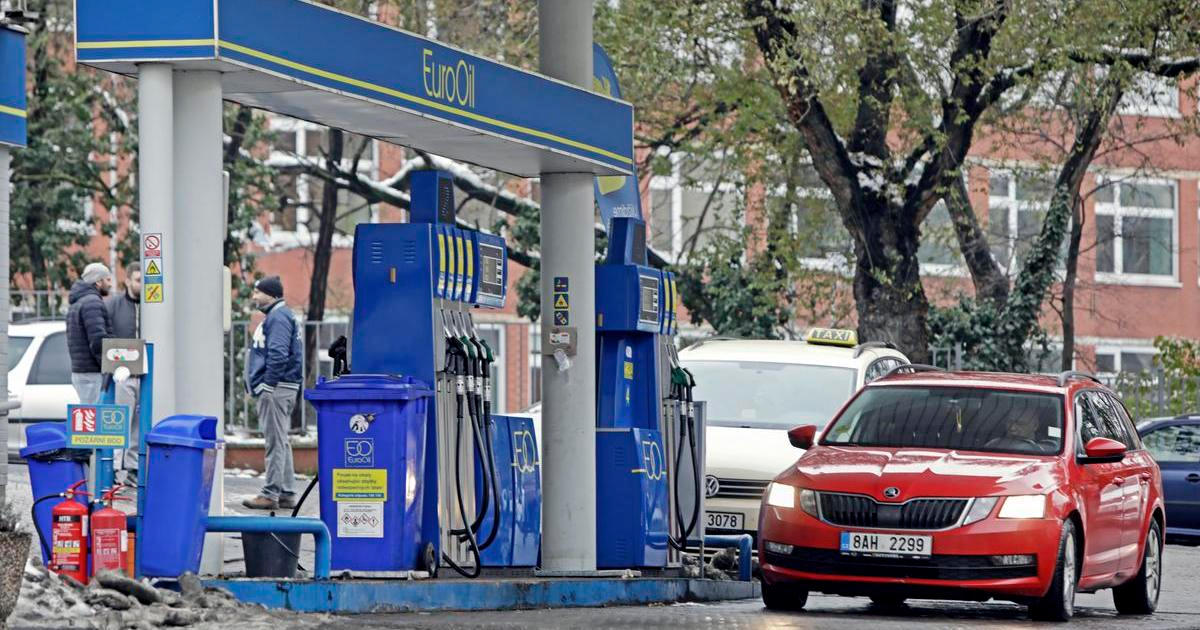 Stát od úterý sníží strop pro naftu, benzin ponechá na současné ceně
