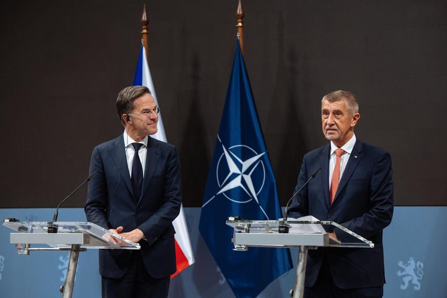 Obrácení Andreje Babiše. Šéfovi NATO slíbil to, kvůli čemu vláda bojuje s Hradem