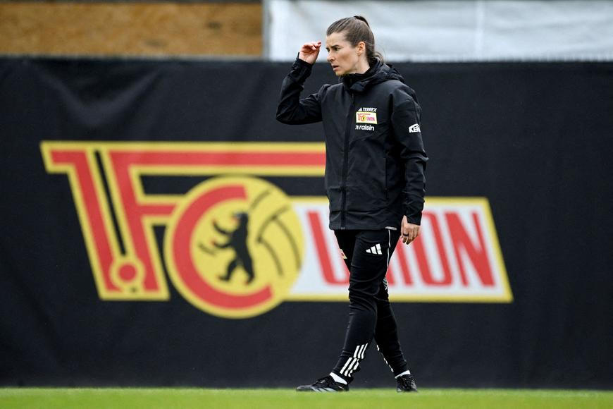 Tvrdá premiéra ženy na bundesligové lavičce. Fanoušci ji posílají ke sporáku