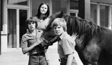 Jan Potměšil, Zora Vesecká a Kamil Roedl ve filmu Neohlížej se, jde za námi kůň! (1979).