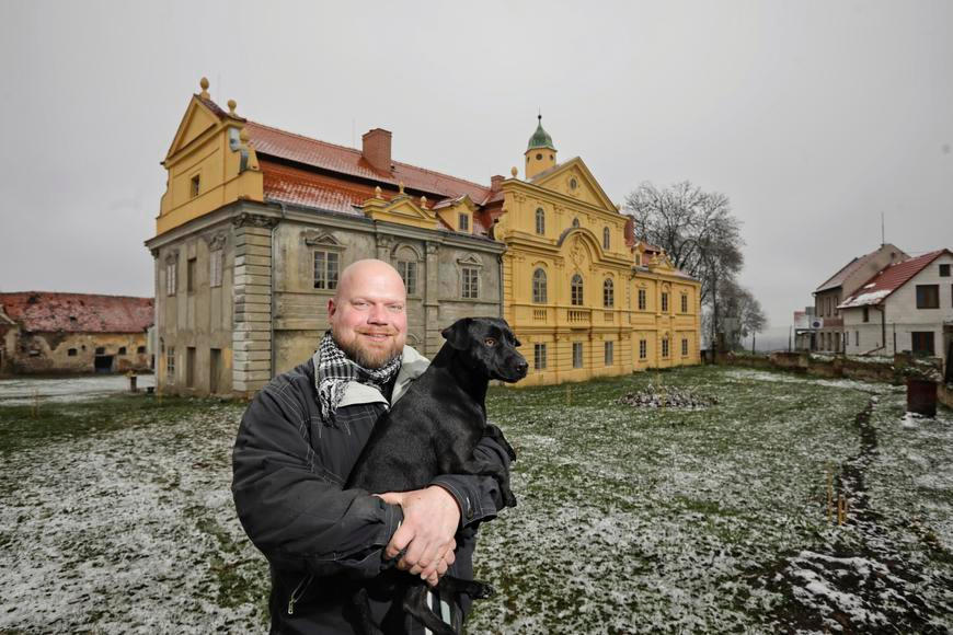 Graffiti na zdech a pomoc vězňů. Příběh muže, který prodal byt a koupil ruinu zámku