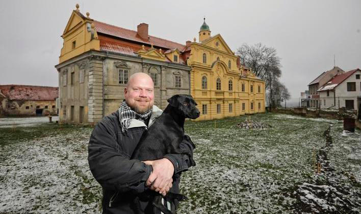 Poláky, Zámek, Karlovarsko, Miloš Dempír, bývalý kastelán, majitel, opravuje zchátralý zámek, 