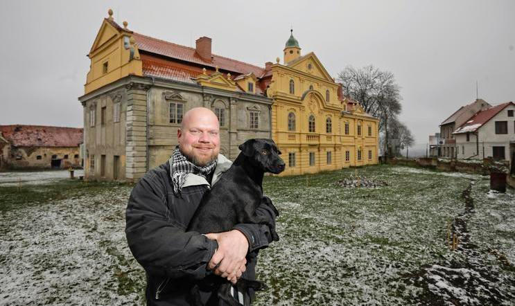 Poláky, Zámek, Karlovarsko, Miloš Dempír, bývalý kastelán, majitel, opravuje zchátralý zámek, 