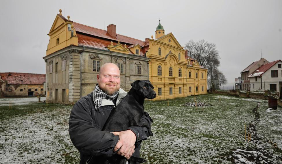 Poláky, Zámek, Karlovarsko, Miloš Dempír, bývalý kastelán, majitel, opravuje zchátralý zámek, 