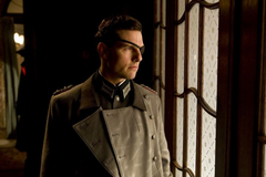 Tom Cruise jako plukovník Clause von Stauffenberg ve filmu Valkýra.