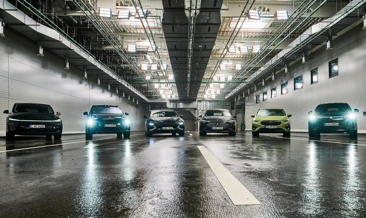 Test systémů nouzového brzdění autoklubu ADAC 2026