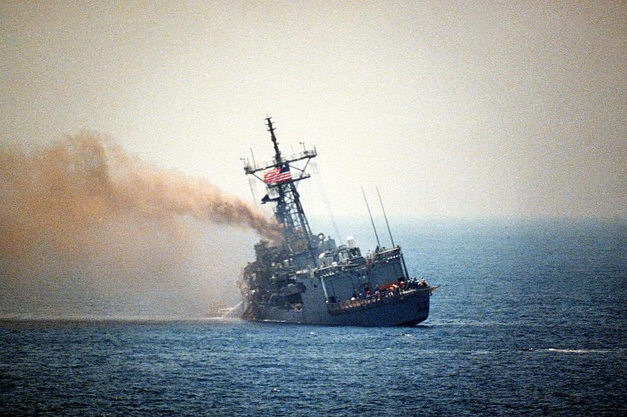 USS Stark zasažená 7. května1987 iráckou protilodní střelou 