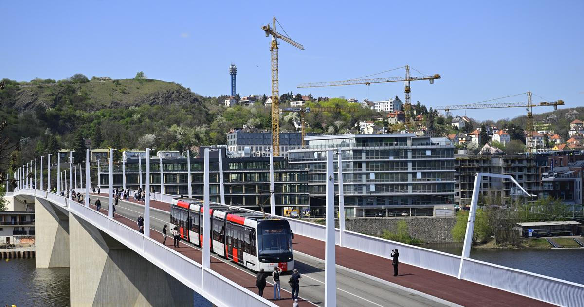 V Praze otevřeli Dvorecký most. Jízdní řády MHD doznají velkých změn