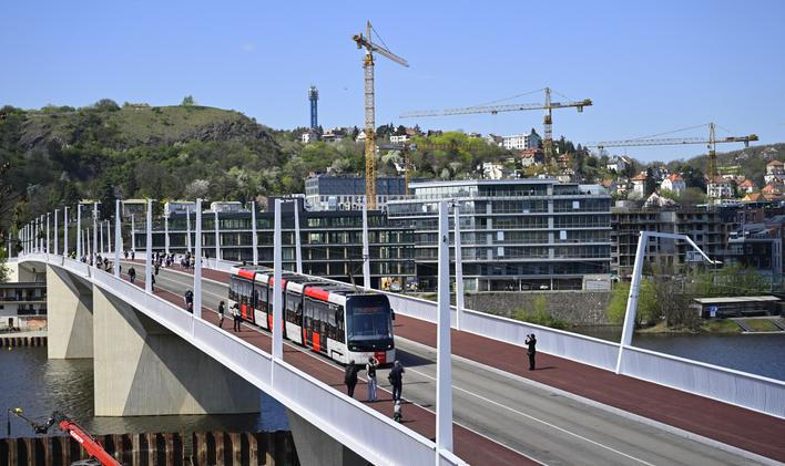 Spolu se spuštěním provozu na mostu (na snímku) čeká v sobotu úprava tras několik linek autobusů a tramvají. Kritiku vyvolalo zrušení tramvají s číslem 14, proti kterému protestuje Praha 7.