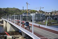 Spolu se spuštěním provozu na mostu (na snímku) čeká v sobotu úprava tras několik linek autobusů a tramvají. Kritiku vyvolalo zrušení tramvají s číslem 14, proti kterému protestuje Praha 7.