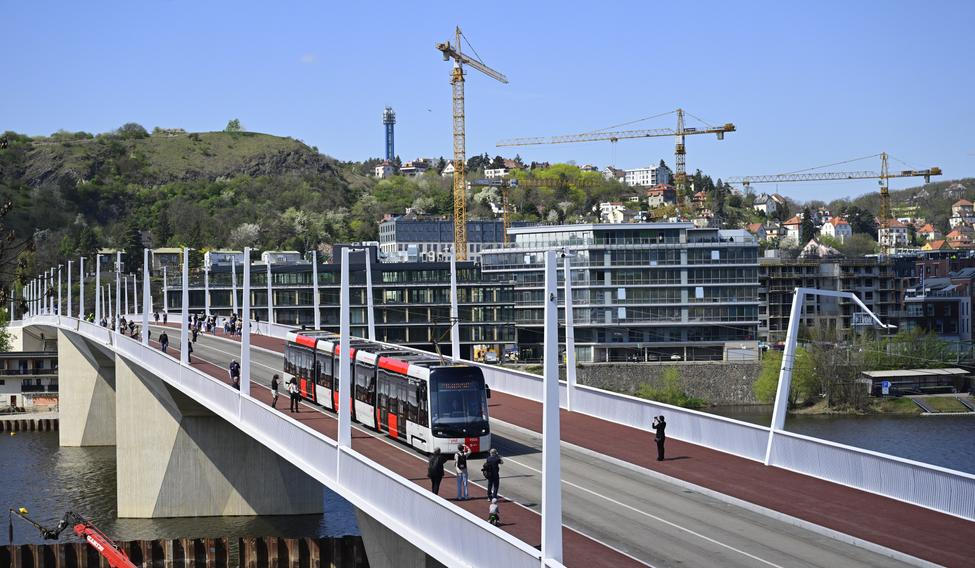 Spolu se spuštěním provozu na mostu (na snímku) čeká v sobotu úprava tras několik linek autobusů a tramvají. Kritiku vyvolalo zrušení tramvají s číslem 14, proti kterému protestuje Praha 7.