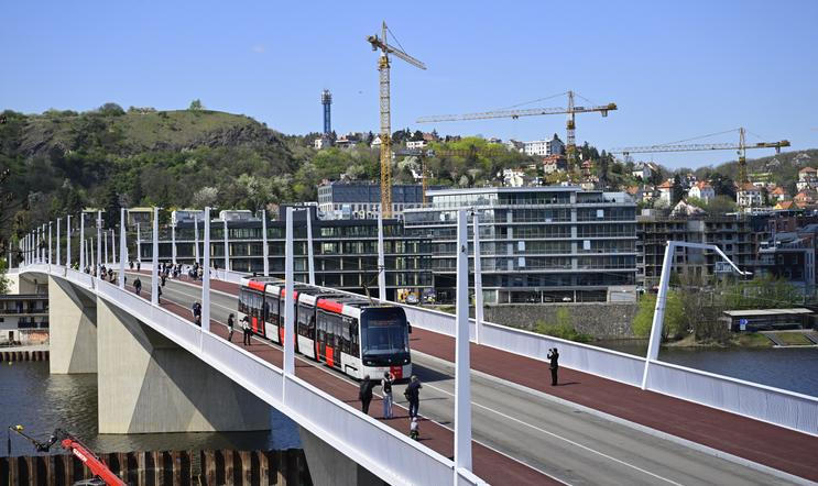 Spolu se spuštěním provozu na mostu (na snímku) čeká v sobotu úprava tras několik linek autobusů a tramvají. Kritiku vyvolalo zrušení tramvají s číslem 14, proti kterému protestuje Praha 7.