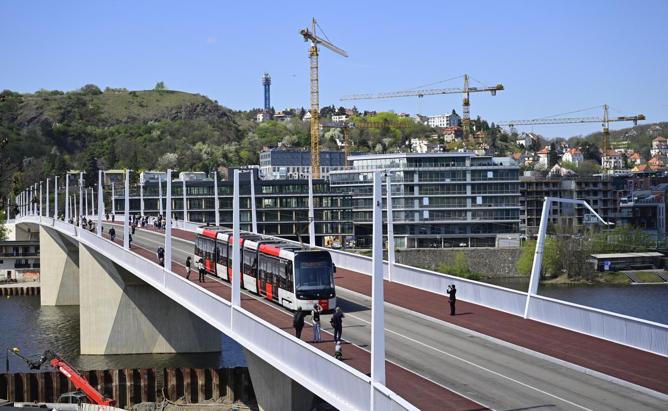 Spolu se spuštěním provozu na mostu (na snímku) čeká v sobotu úprava tras několik linek autobusů a tramvají. Kritiku vyvolalo zrušení tramvají s číslem 14, proti kterému protestuje Praha 7.