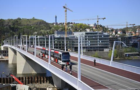 Slavnostní otevření Dvoreckého mostu, 17. dubna 2026.