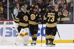 Hokejisté bostonských Bruins. Zleva Jeremy Swayman, David Pastrňák a Charlie McAvoy.