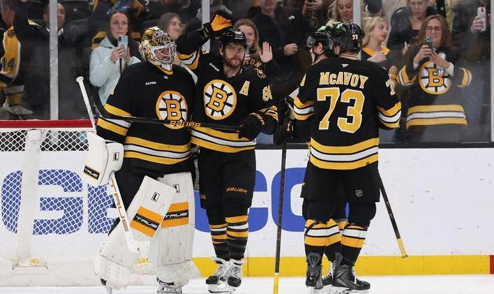 Hokejisté bostonských Bruins. Zleva Jeremy Swayman, David Pastrňák a Charlie McAvoy.