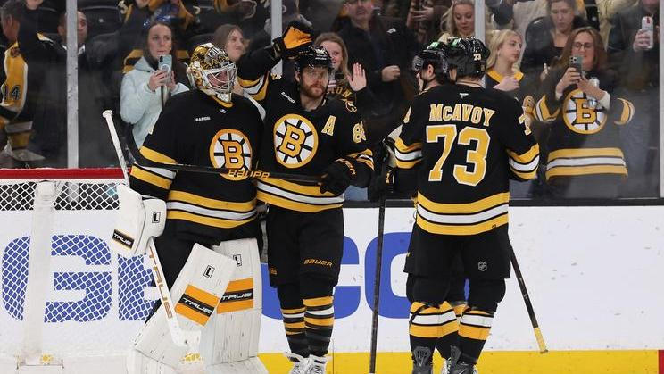 Hokejisté bostonských Bruins. Zleva Jeremy Swayman, David Pastrňák a Charlie McAvoy.
